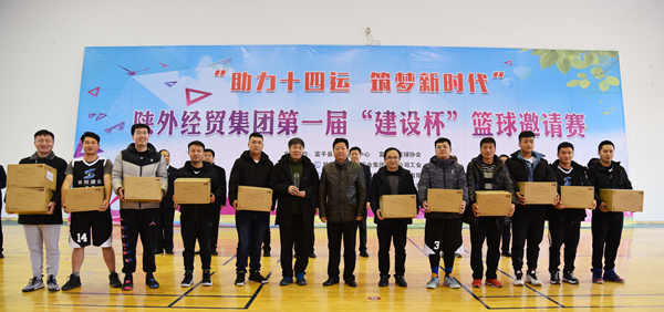 11中共富平縣委常委、政法委書記杜銀虎為第二名獲獎(jiǎng)隊(duì)頒獎(jiǎng)_副本.jpg